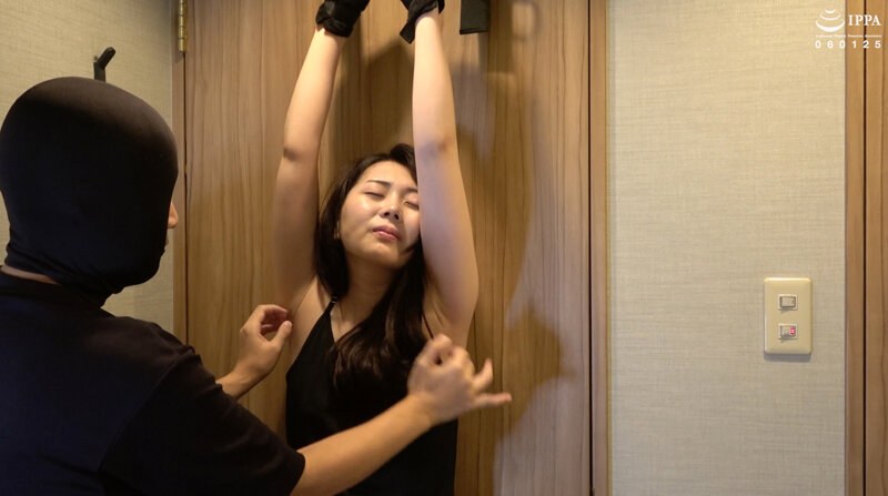 立ち拘束で美女をくすぐってみた 香椎佳穂